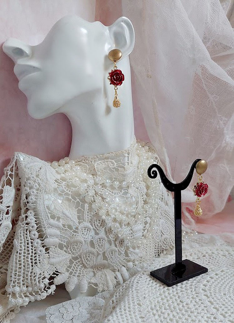 BO Lya Roses composées de breloques laitons, pendentifs avec roses métal, perles verres et clous en laiton