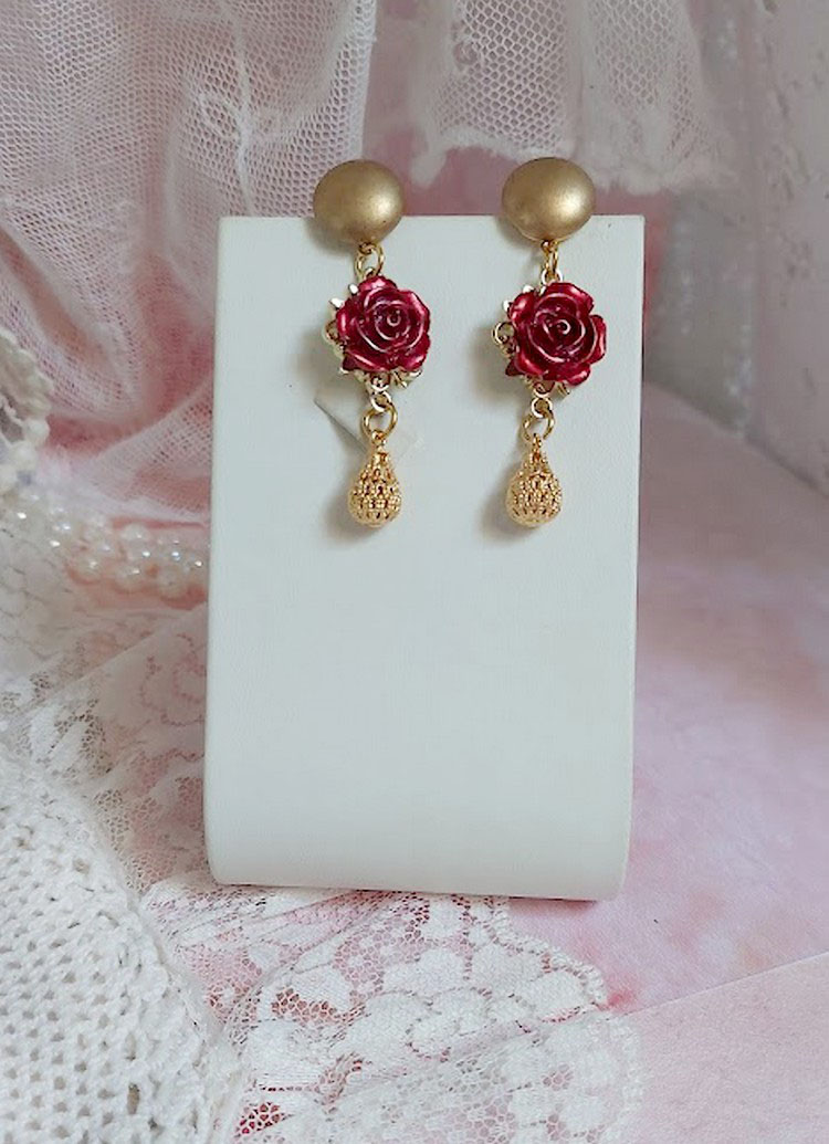 BO Lya Roses composées de breloques laitons, pendentifs avec roses métal, perles verres et clous en laiton