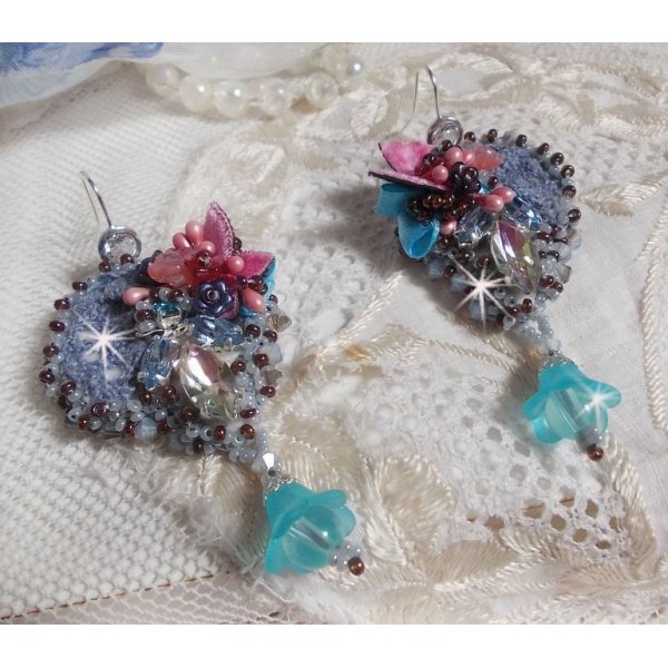 BO Mademoiselle Bluse Haute-Couture brod&eacute;es avec des Cristaux de Swarovski, des fleurs en verre de Boh&egrave;me, de la dentelle Grise et des rocailles