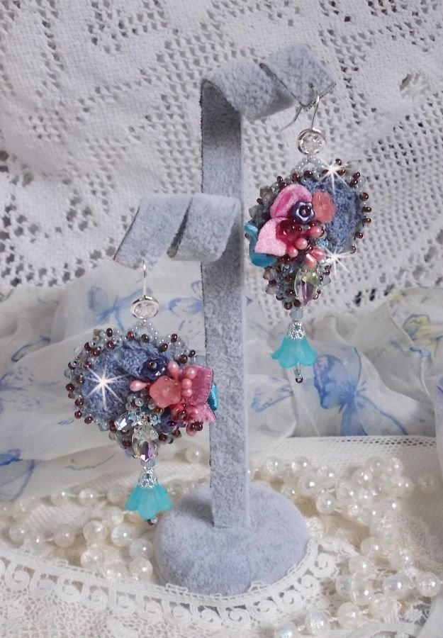 BO Mademoiselle Bluse Haute-Couture brodées avec des Cristaux de Swarovski, des fleurs en verre de Bohème, de la dentelle Grise et des rocailles