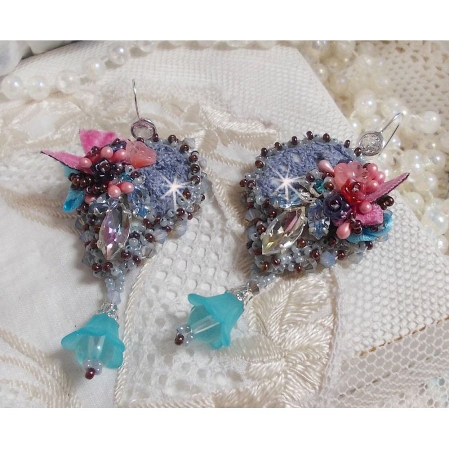 BO Mademoiselle Bluse Haute-Couture brodées avec des Cristaux de Swarovski, des fleurs en verre de Bohème, de la dentelle Grise et des rocailles