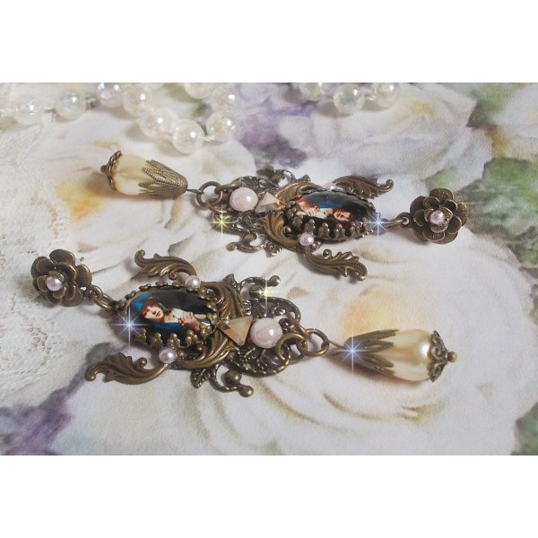 BO Madone religieuses, une femme avec un voile Bleu s/estampes de couleur Bronze, cabochons en r&eacute;sine, gouttes Ivoire verre et strass en cristal. Mont&eacute; sur des clous d&rsquo;oreilles M&eacute;tal