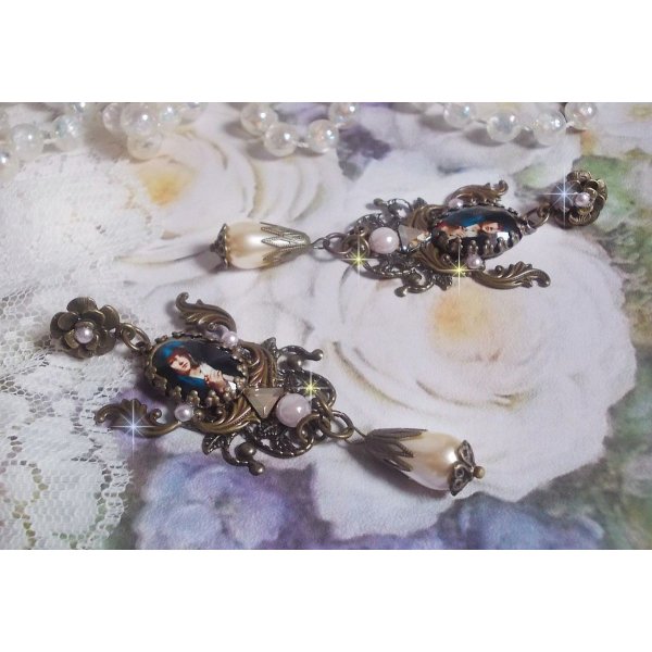 BO Madone religieuses, une femme avec un voile Bleu s/estampes de couleur Bronze, cabochons en r&eacute;sine, gouttes Ivoire verre et strass en cristal. Mont&eacute; sur des clous d&rsquo;oreilles M&eacute;tal