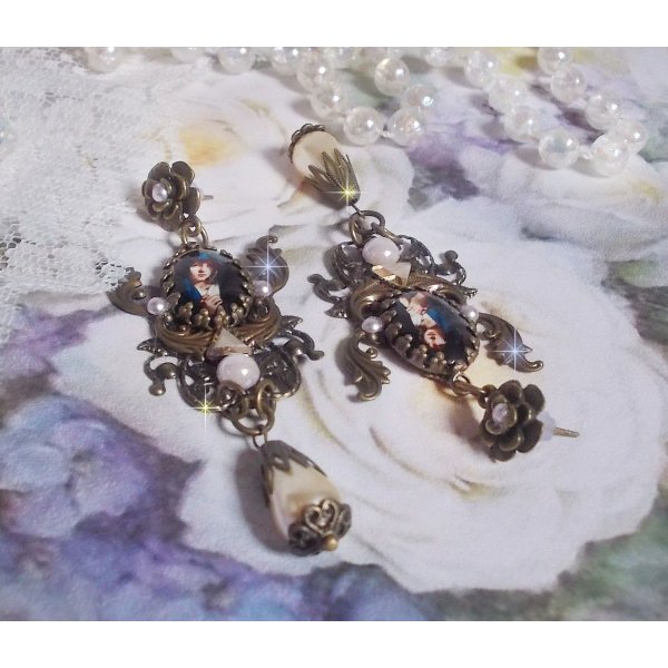 BO Madone religieuses, une femme avec un voile Bleu s/estampes de couleur Bronze, cabochons en r&eacute;sine, gouttes Ivoire verre et strass en cristal. Mont&eacute; sur des clous d&rsquo;oreilles M&eacute;tal