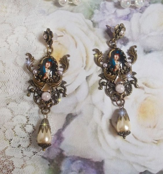 BO Madone religieuses, une femme avec un voile Bleu s/estampes de couleur Bronze, cabochons en r&eacute;sine, gouttes Ivoire verre et strass en cristal. Mont&eacute; sur des clous d&rsquo;oreilles M&eacute;tal