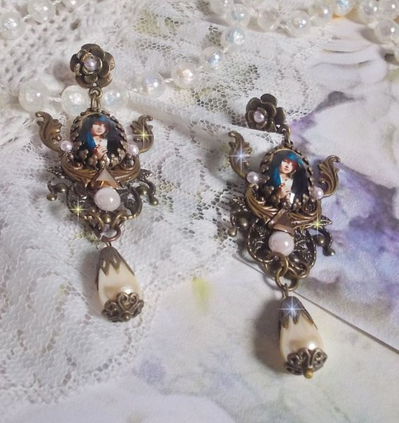 BO Madone religieuses, une femme avec un voile Bleu s/estampes de couleur Bronze, cabochons en r&eacute;sine, gouttes Ivoire verre et strass en cristal. Mont&eacute; sur des clous d&rsquo;oreilles M&eacute;tal