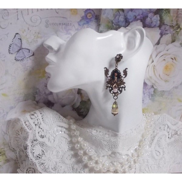 BO Madone religieuses, une femme avec un voile Bleu s/estampes de couleur Bronze, cabochons en r&eacute;sine, gouttes Ivoire verre et strass en cristal. Mont&eacute; sur des clous d&rsquo;oreilles M&eacute;tal