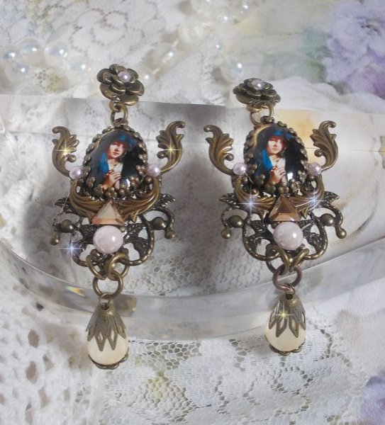 BO Madone religieuses, une femme avec un voile Bleu s/estampes de couleur Bronze, cabochons en r&eacute;sine, gouttes Ivoire verre et strass en cristal. Mont&eacute; sur des clous d&rsquo;oreilles M&eacute;tal