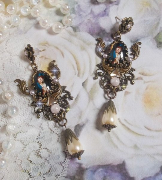 BO Madone religieuses, une femme avec un voile Bleu s/estampes de couleur Bronze, cabochons en r&eacute;sine, gouttes Ivoire verre et strass en cristal. Mont&eacute; sur des clous d&rsquo;oreilles M&eacute;tal