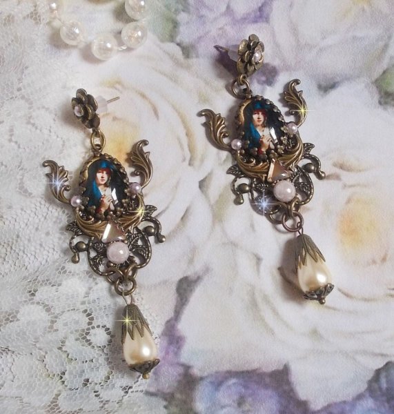 BO Madone religieuses, une femme avec un voile Bleu s/estampes de couleur Bronze, cabochons en r&eacute;sine, gouttes Ivoire verre et strass en cristal. Mont&eacute; sur des clous d&rsquo;oreilles M&eacute;tal