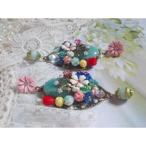 BO Majestueuses sur des estampes gouttes avec des cabochons, cristaux, fleurs clochettes, cabochons en r&eacute;sine, perles en verre et perles en Amazonite