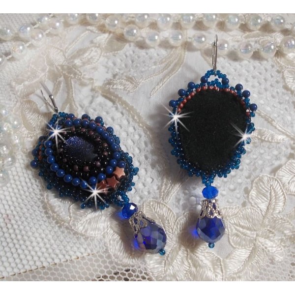 BO Les Maldives brodées avec des cabochons en résine pailletées, des perles rondes nacrées de Swarovski et des rocailles Miyuki