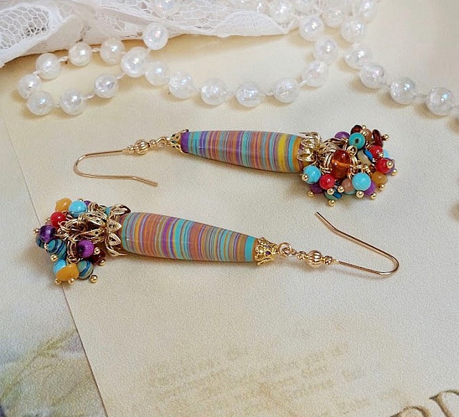 On y voit ces couleurs vibrantes avec ces perles de gemme