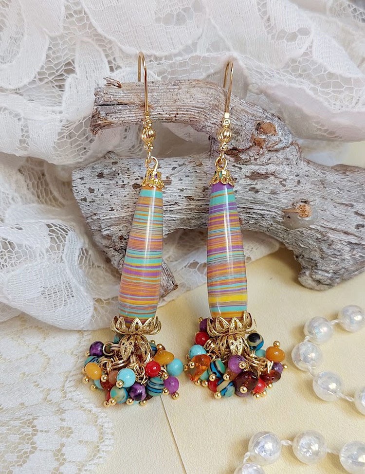 Surprenantes ces boucles d'oreilles aux couleurs vives