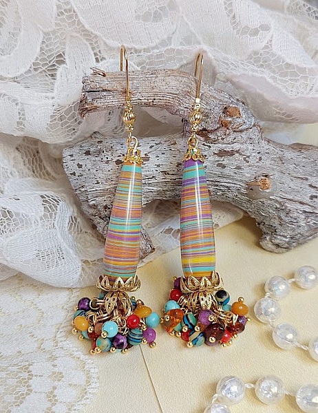 Surprenantes ces boucles d'oreilles aux couleurs vives