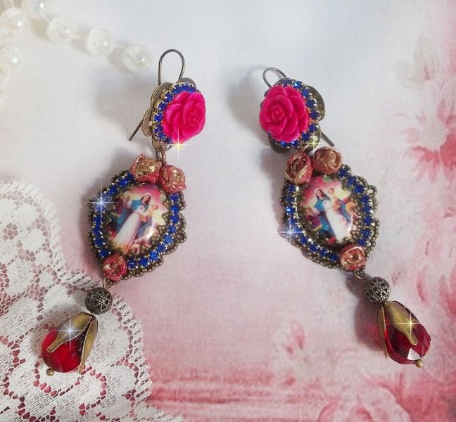 BO Marie et Jésus cabochons résine, fleurs en porcelaine, strass verre, poires facettées et crochets d'oreilles laiton