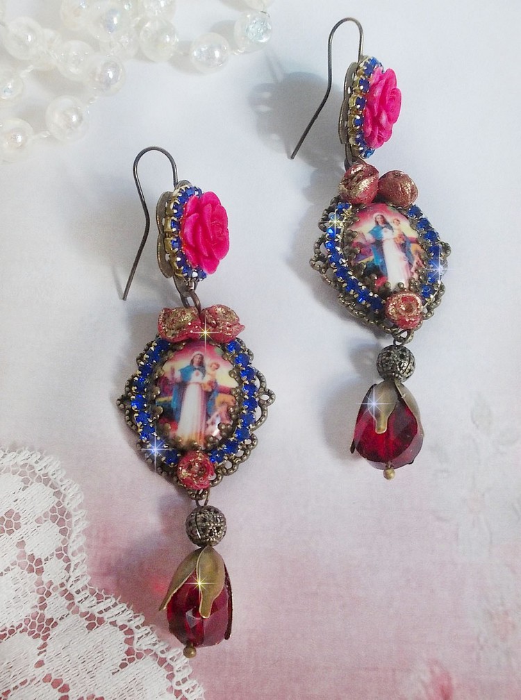BO Marie et Jésus cabochons résine, fleurs en porcelaine, strass verre, poires facettées et crochets d'oreilles laiton