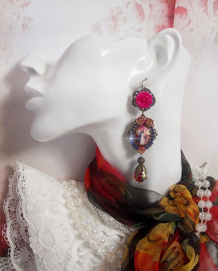 BO Marie et Jésus cabochons résine, fleurs en porcelaine, strass verre, poires facettées et crochets d'oreilles laiton