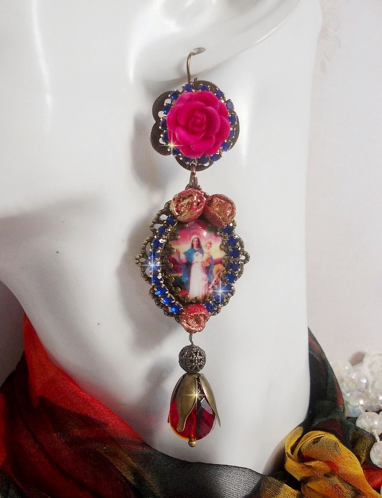 BO Marie et Jésus cabochons résine, fleurs en porcelaine, strass verre, poires facettées et crochets d'oreilles laiton