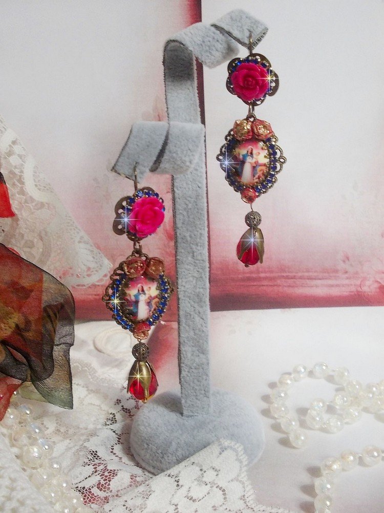 BO Marie et Jésus cabochons résine, fleurs en porcelaine, strass verre, poires facettées et crochets d'oreilles laiton