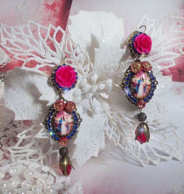 BO Marie et Jésus cabochons résine, fleurs en porcelaine, strass verre, poires facettées et crochets d'oreilles laiton
