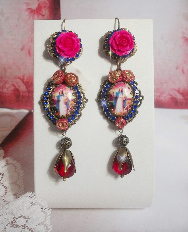 BO Marie et Jésus cabochons résine, fleurs en porcelaine, strass verre, poires facettées et crochets d'oreilles laiton