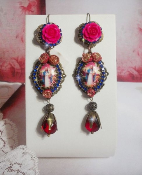BO Marie et Jésus créées avec des cabochons en résine, des poires facettées de couleur Rouge et des accessoires variés