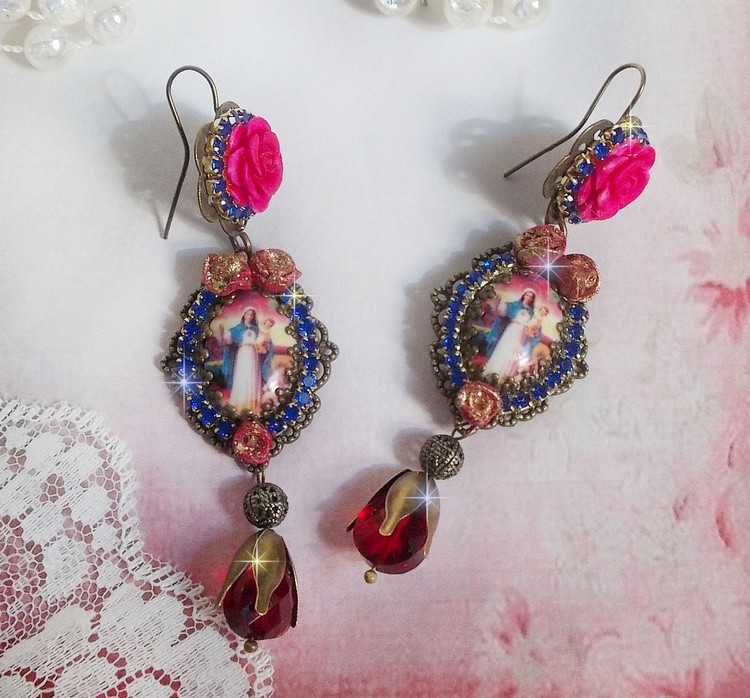 BO Marie et Jésus cabochons résine, fleurs en porcelaine, strass verre, poires facettées et crochets d'oreilles laiton