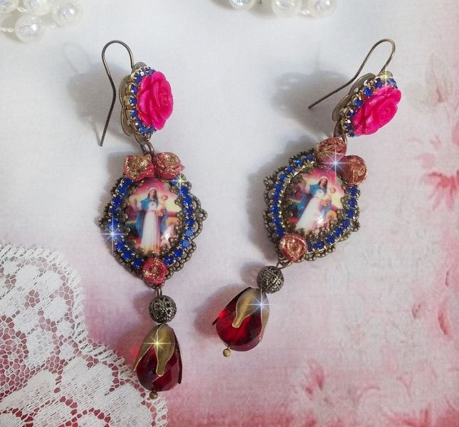 BO Marie et Jésus cabochons résine, fleurs en porcelaine, strass verre, poires facettées et crochets d'oreilles laiton