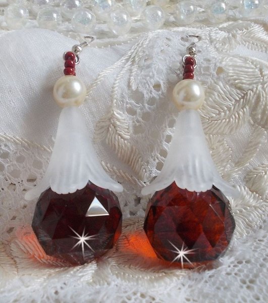 BO Marielle mont&eacute;es avec des pendants boules facett&eacute;es en Verre de boh&egrave;me, fleurs lucites Blanches, perles nacr&eacute;es en Cristal de Swarovski, rocailles couleur Bordeaux  et crochets Argent 925/1000