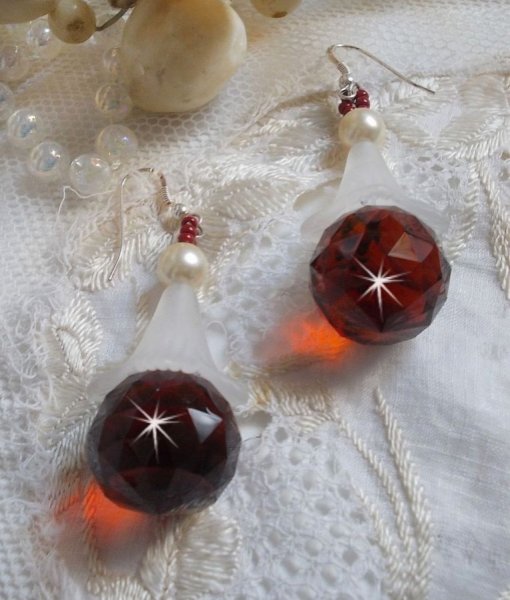 BO Marielle mont&eacute;es avec des pendants boules facett&eacute;es en Verre de boh&egrave;me, fleurs lucites Blanches, perles nacr&eacute;es en Cristal de Swarovski, rocailles couleur Bordeaux  et crochets Argent 925/1000