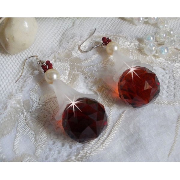 BO Marielle mont&eacute;es avec des pendants boules facett&eacute;es en Verre de boh&egrave;me, fleurs lucites Blanches, perles nacr&eacute;es en Cristal de Swarovski, rocailles couleur Bordeaux  et crochets Argent 925/1000