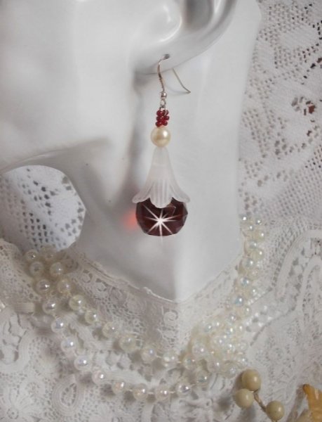 BO Marielle mont&eacute;es avec des pendants boules facett&eacute;es en Verre de boh&egrave;me, fleurs lucites Blanches, perles nacr&eacute;es en Cristal de Swarovski, rocailles couleur Bordeaux  et crochets Argent 925/1000