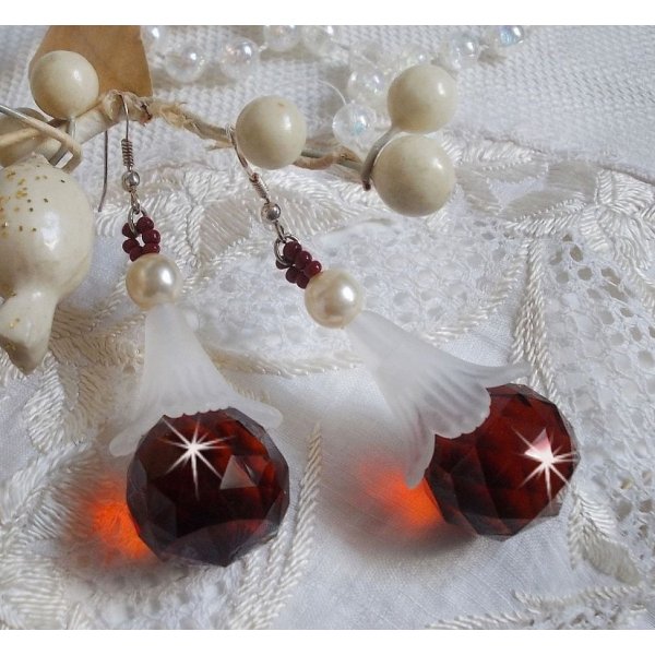 BO Marielle mont&eacute;es avec des pendants boules facett&eacute;es en Verre de boh&egrave;me, fleurs lucites Blanches, perles nacr&eacute;es en Cristal de Swarovski, rocailles couleur Bordeaux  et crochets Argent 925/1000