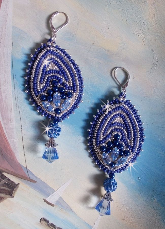BO Marine Blue brodées avec des cristaux de Swarovski, des perles rondes en verre et des rocailles Miyuki
