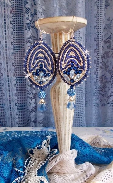 BO Marine Blue brodées avec des cristaux de Swarovski, des perles rondes en verre et des rocailles Miyuki