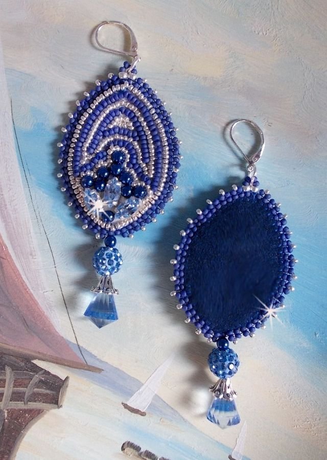 BO Marine Blue brodées avec des cristaux de Swarovski, des perles rondes en verre et des rocailles Miyuki