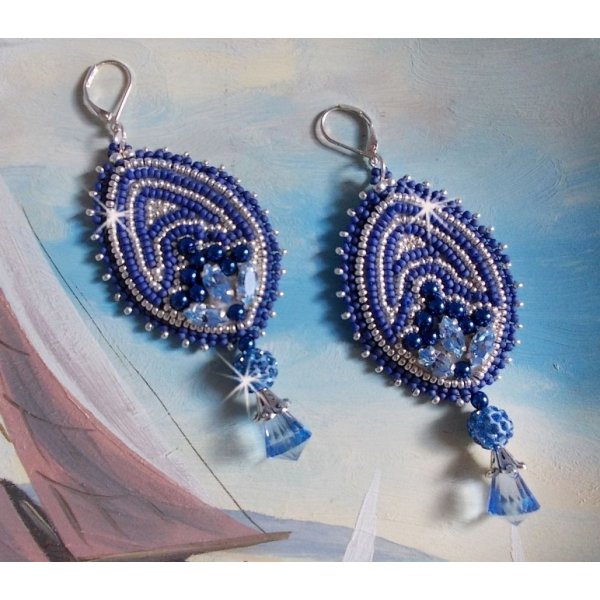 BO Marine Blue brodées avec des cristaux de Swarovski, des perles rondes en verre et des rocailles Miyuki
