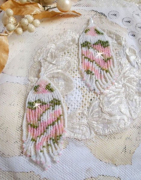 BO Matin Lumineux mont&eacute;es avec des rocailles, toupies en Cristal de Swarovski White Opale AB et dormeuses en argent 925/1000