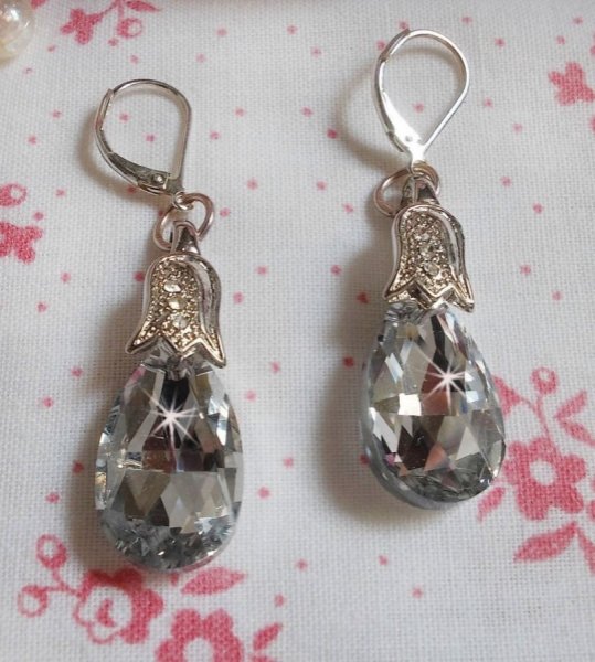 BO Merveilles Crystal créées avec des gouttes facettées et des bélières gaufrées de petit strass