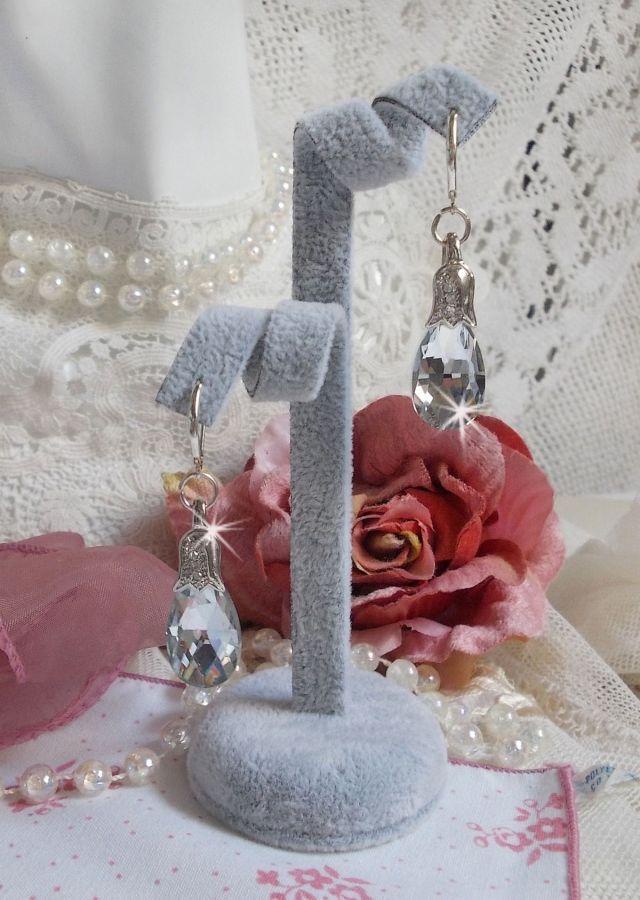 BO Merveilles Crystal créées avec des gouttes facettées et des bélières gaufrées de petit strass