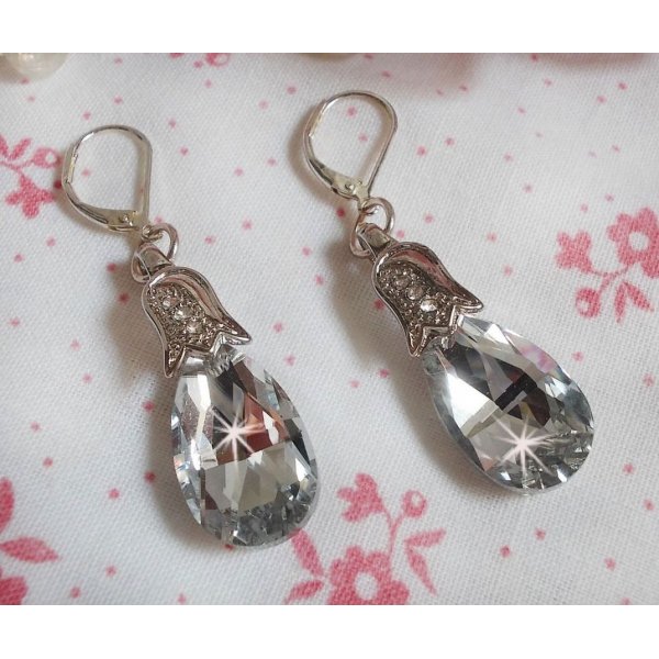 BO Merveilles Crystal créées avec des gouttes facettées et des bélières gaufrées de petit strass