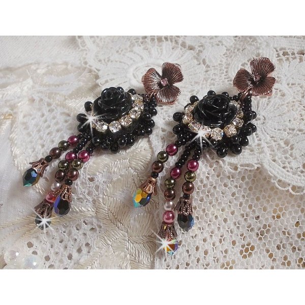 BO Midnight Daisy avec des cabochons Roses Noires en r&eacute;sine brod&eacute;s avec chatons, mini gouttes et rocailles. Les pendants sont avec des perles nacr&eacute;es en Verre, coupelles et gouttes en Cristal