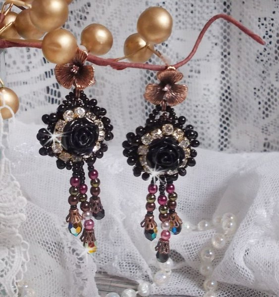 BO Midnight Daisy avec des cabochons Roses Noires en r&eacute;sine brod&eacute;s avec chatons, mini gouttes et rocailles. Les pendants sont avec des perles nacr&eacute;es en Verre, coupelles et gouttes en Cristal