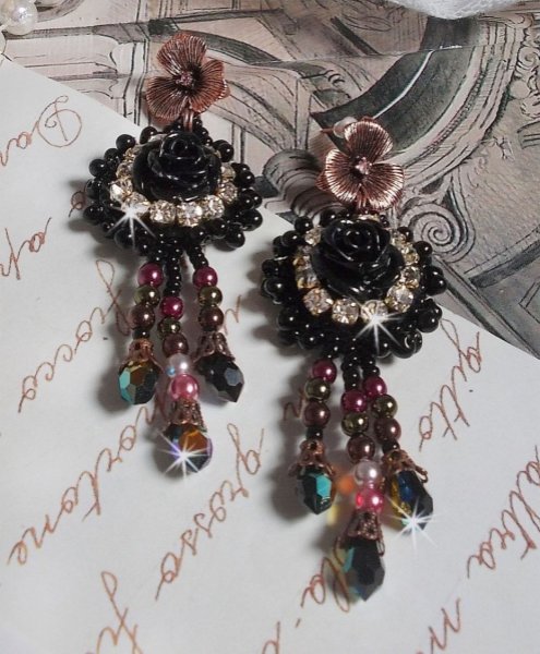 BO Midnight Daisy avec des cabochons Roses Noires en r&eacute;sine brod&eacute;s avec chatons, mini gouttes et rocailles. Les pendants sont avec des perles nacr&eacute;es en Verre, coupelles et gouttes en Cristal