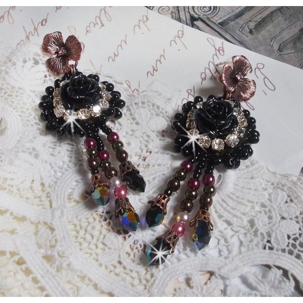 BO Midnight Daisy avec des cabochons Roses Noires en r&eacute;sine brod&eacute;s avec chatons, mini gouttes et rocailles. Les pendants sont avec des perles nacr&eacute;es en Verre, coupelles et gouttes en Cristal