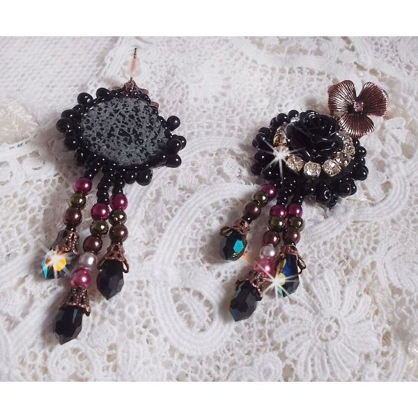BO Midnight Daisy avec des cabochons Roses Noires en r&eacute;sine brod&eacute;s avec chatons, mini gouttes et rocailles. Les pendants sont avec des perles nacr&eacute;es en Verre, coupelles et gouttes en Cristal
