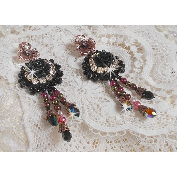 BO Midnight Daisy avec des cabochons Roses Noires en r&eacute;sine brod&eacute;s avec chatons, mini gouttes et rocailles. Les pendants sont avec des perles nacr&eacute;es en Verre, coupelles et gouttes en Cristal