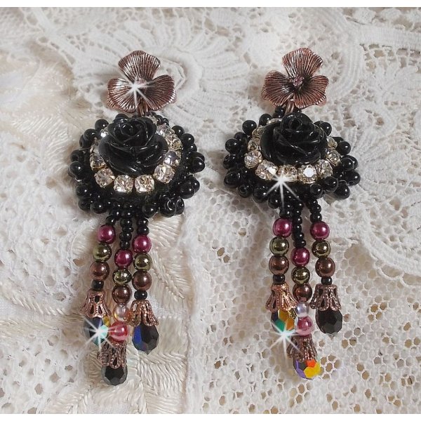 BO Midnight Daisy avec des cabochons Roses Noires en r&eacute;sine brod&eacute;s avec chatons, mini gouttes et rocailles. Les pendants sont avec des perles nacr&eacute;es en Verre, coupelles et gouttes en Cristal