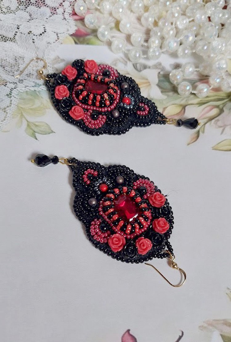 BO Midnight in Paris brodées avec rondes nacrées et rocailles verres, roses résines et perles Cristal Swarovski